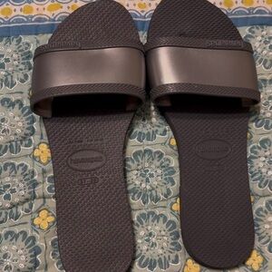 Women’s Havaianas sandals/flops, blk w/silver strap, sz 8, used but babied.